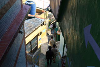 彩られた住宅街の裏路地